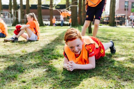 Laat kinderen kennismaken met korfbal tijdens de Koningsspelen