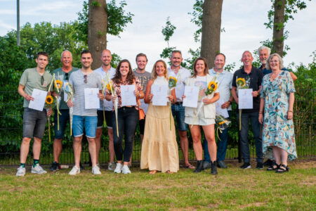 Geslaagden KT4-opleiding ontvangen diploma 