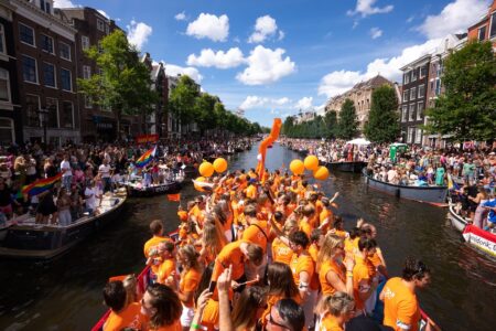 Pride Amsterdam: vier korfballers op sportboot Canal Parade