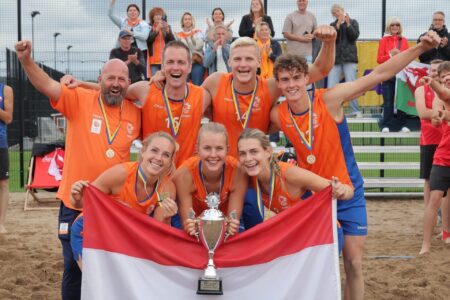Nederlands Beachkorfbalteam wint wereldbekertoernooi in Zweden
