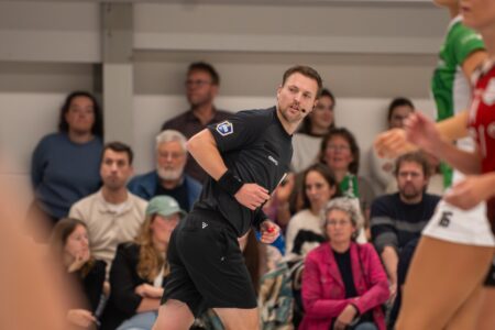 Scheidsrechter Dave van der Meulen in actie tijdens IKF Korfball Champions League