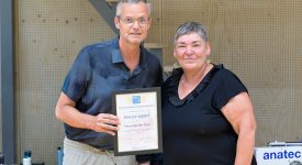 Peter van der Terp ontvangt IKF Pin of Merit