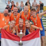 Nederlands Beachkorfbalteam wint wereldbekertoernooi in Zweden